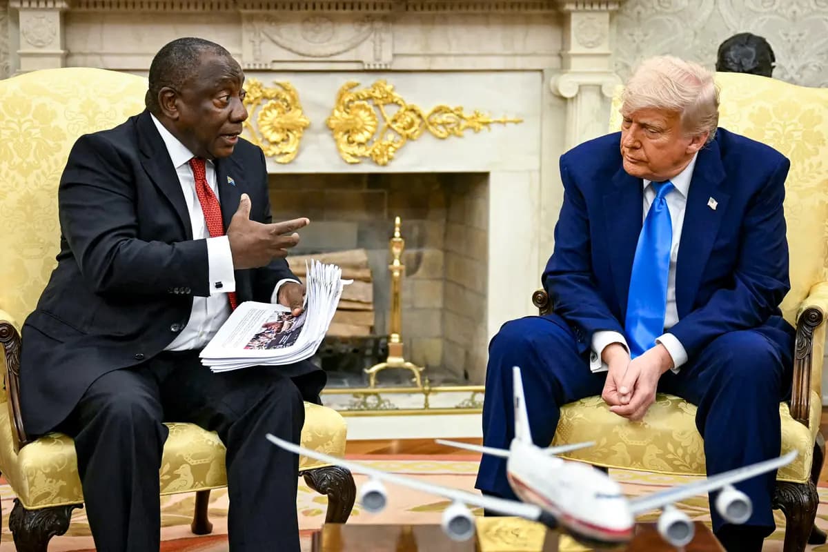 <em>El presidente sudafricano Cyril Ramaphosa (izquierda) habla con el presidente Donald Trump (derecha) durante una reunión en el Despacho Oval de la Casa Blanca el 21 de mayo de 2025. (Jim Watson/AFP vía Getty Images).</em>