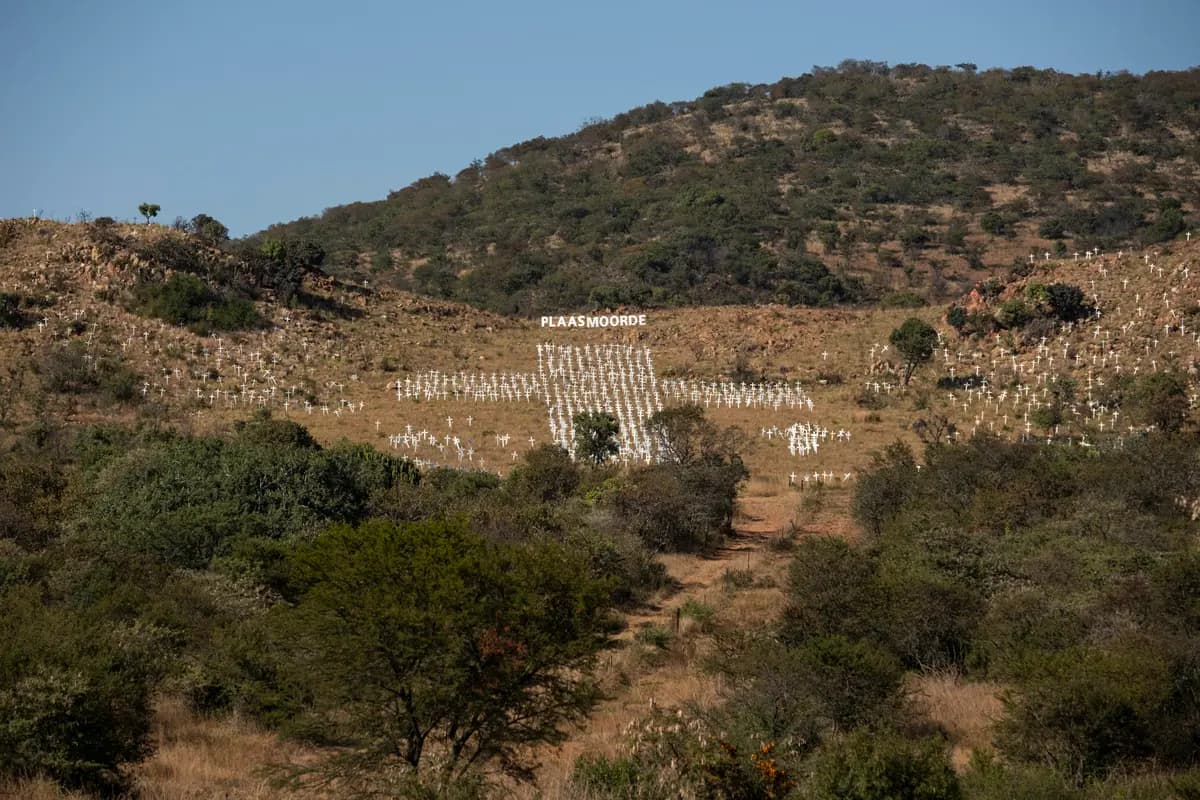 <em>Vista general de las cruces plantadas en una ladera en el Monumento de la Cruz Blanca, cada una de ellas en memoria de un granjero blanco asesinado en una granja, en Ysterberg, cerca de Polokwane, el 26 de mayo de 2024. (Emmanuel Croset/AFP vía Getty Images).</em>
