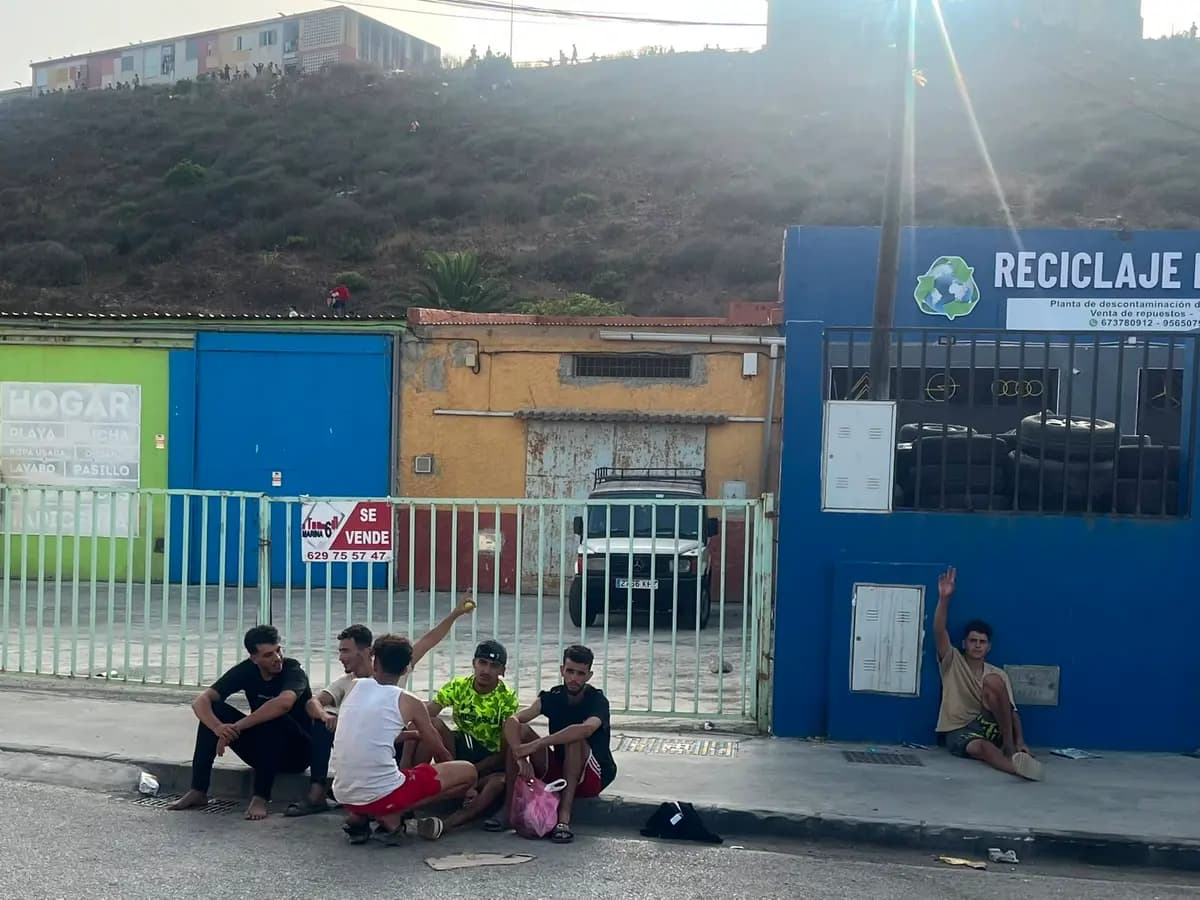 <em>Inmigrantes marroquíes indocumentados descansando junto a una planta de reciclaje en Ceuta, España, el 2 de agosto de 2026. (Etienne Fauchaire/The Epoch Times).</em>