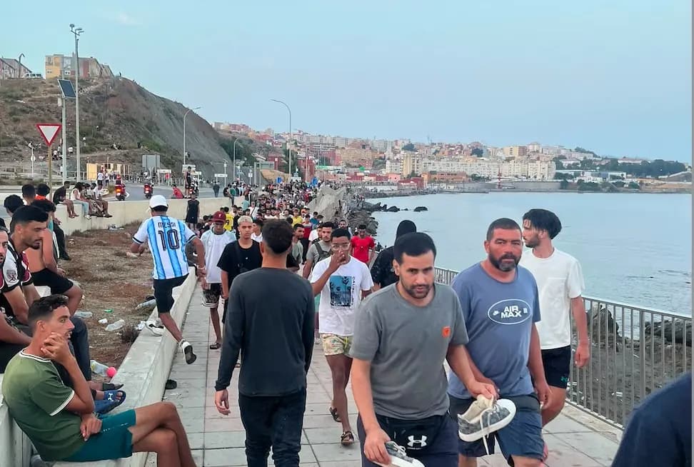 <em>Inmigrantes marroquíes caminan y se reúnen en la avenida Martínez Catena en Ceuta, España, el 31 de julio de 2026. (Etienne Fauchaire/The Epoch Times).</em>