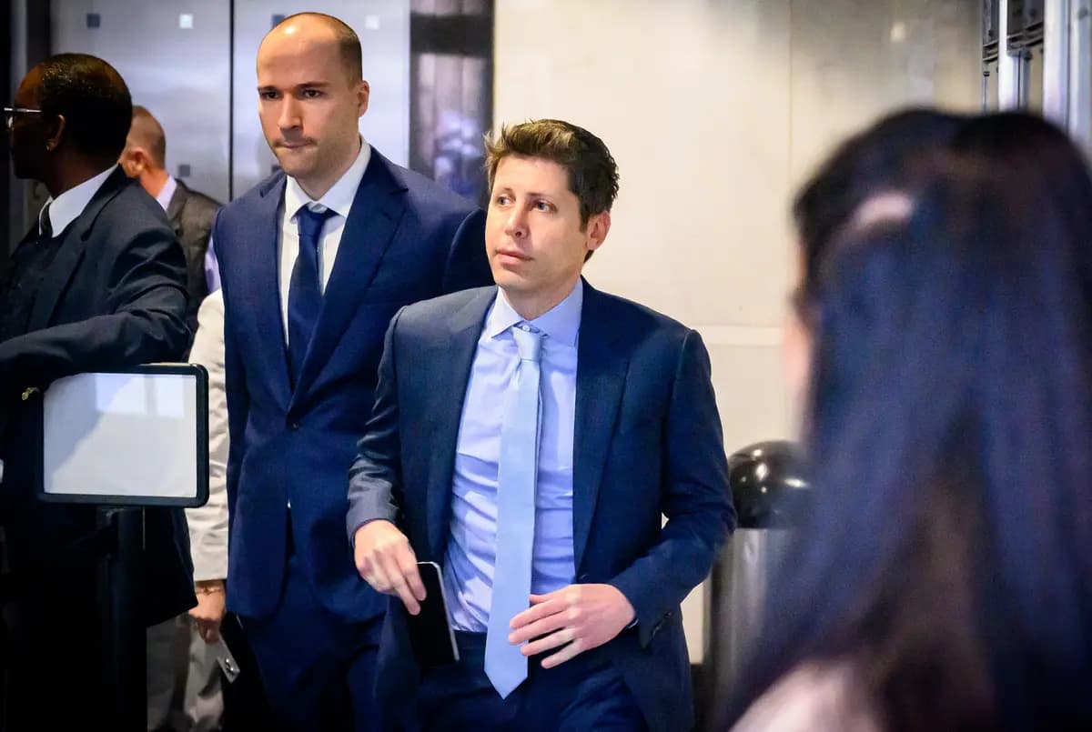El director ejecutivo de OpenAI, Sam Altman (derecha), y Greg Brockman, presidente y cofundador de OpenAI, llegan al juzgado federal de Oakland, California, el 30 de abril de 2026. (Josh Edelson/AFP vía Getty Images).