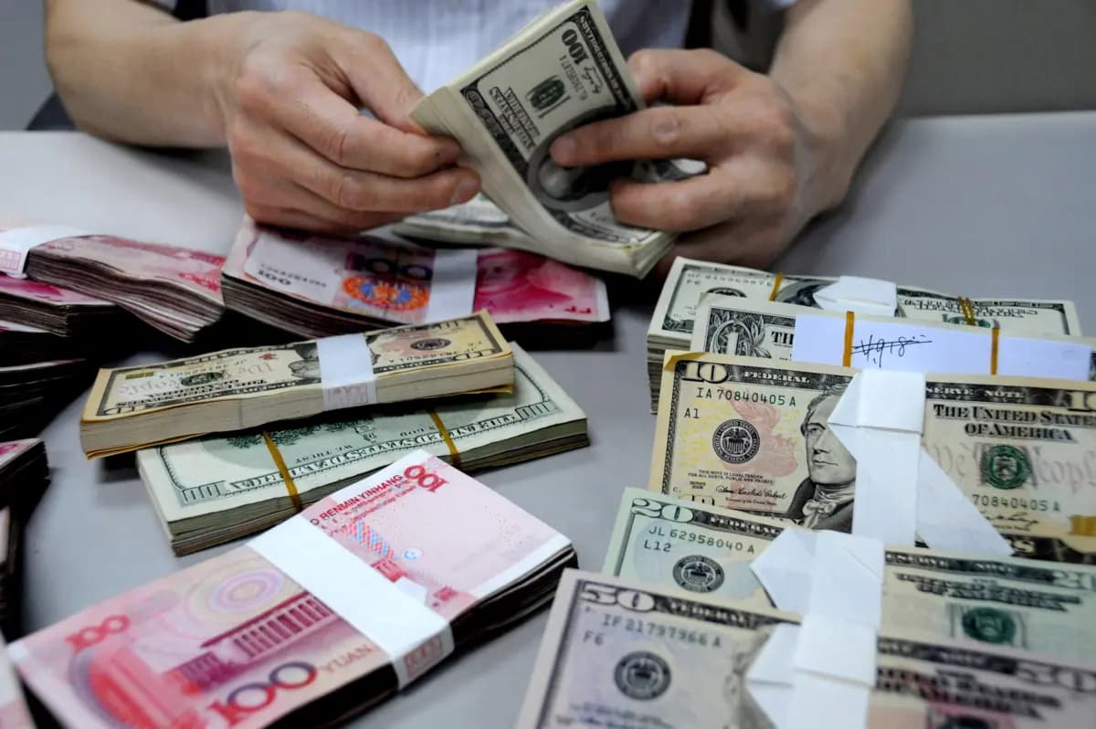 Un empleado cuenta dinero en una sucursal del Banco de China en Lianyungang, provincia de Jiangsu, China, el 10 de agosto de 2011. (VCG/VCG vía Getty Images)