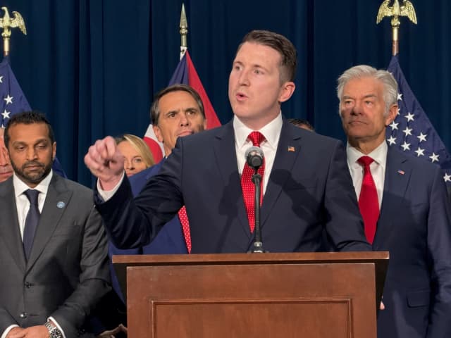 El fiscal general adjunto Colin McDonald habla sobre el fraude en los programas gubernamentales en Columbus, Ohio, el 4 de junio de 2026. (Janice Hisle/The Epoch Times)
