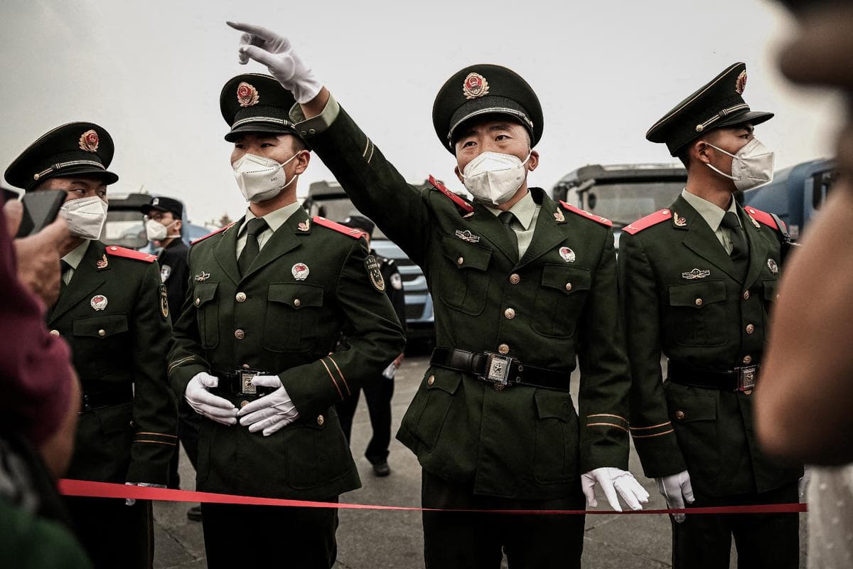 <em>Un soldado realiza un gesto en la plaza de Tiananmen en Beijing el 1 de octubre de 2022. (Noel Celis/AFP vía Getty Images).</em>