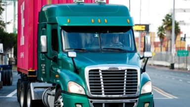 Operación federal retira de las carreteras de EE. UU. a más de 800 camioneros peligrosos