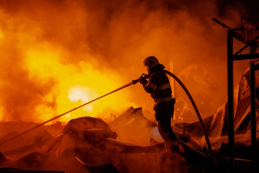 Los bomberos extinguieron un incendio tras el impacto de misiles rusos en un almacén en Kiev, Ucrania, el 5 de agosto de 2026. (Dan Bashakov/AP).