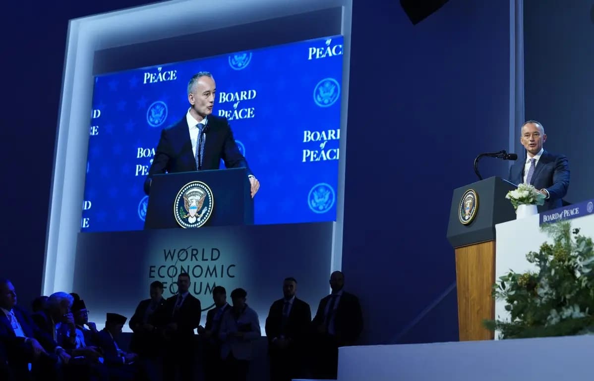 El miembro de la junta directiva Nikolay Mladenov habla tras la firma de la carta de la Junta de la Paz durante la reunión del Foro Económico Mundial en Davos, Suiza, el 22 de enero de 2026. (Evan Vucci/AP).