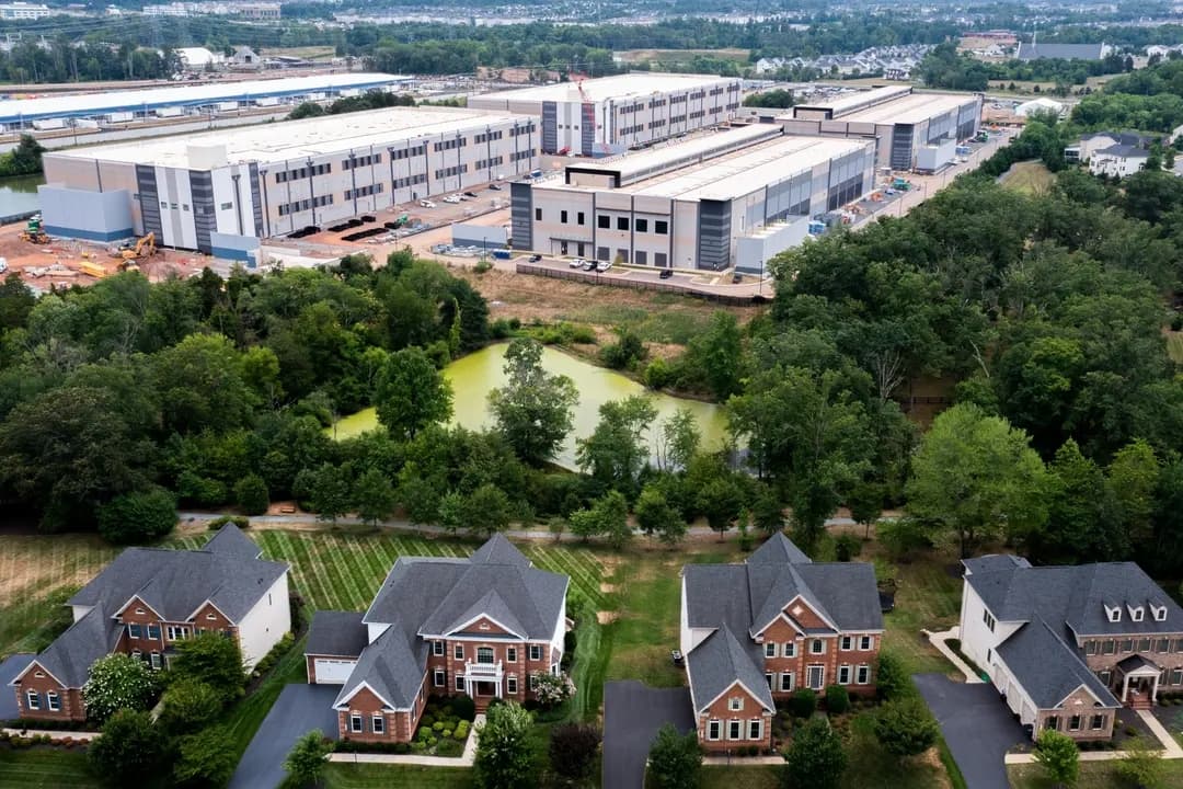 Una vista aérea destaca la proximidad de un centro de datos de Amazon Web Services a viviendas unifamiliares en Stone Ridge, Virginia, el 17 de julio de 2024. A medida que crece la oposición contra los centros de datos en Estados Unidos, los analistas señalaron que el riesgo potencial de que Beijing se entrometa entre bastidores es grave. (Nathan Howard/Getty Images)