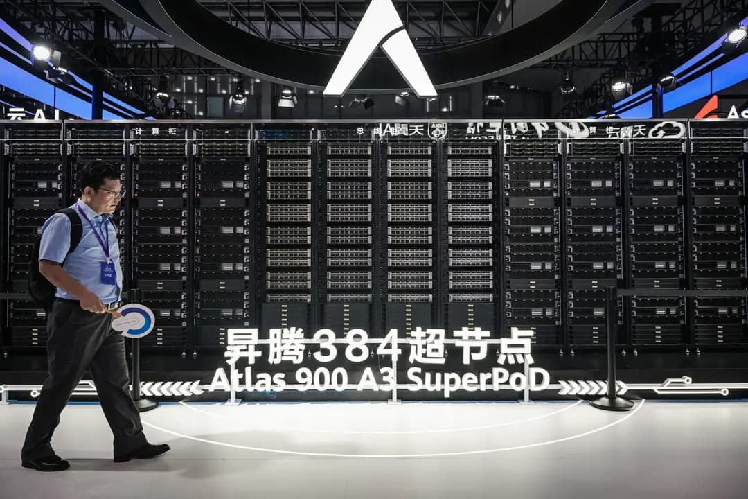 Una persona pasa junto a una exhibición de un clúster de IA Atlas 900 en el stand de Huawei durante la Conferencia Mundial de Inteligencia Artificial en Shanghái el 28 de julio de 2025. Newsham señaló que las autoridades chinas ven la IA como una “batalla”, en la que desean asegurarse de que Estados Unidos se quede atrás y, en el mejor de los casos, se vuelva dependiente de ellos. (Hector Retamal/AFP vía Getty Images)
