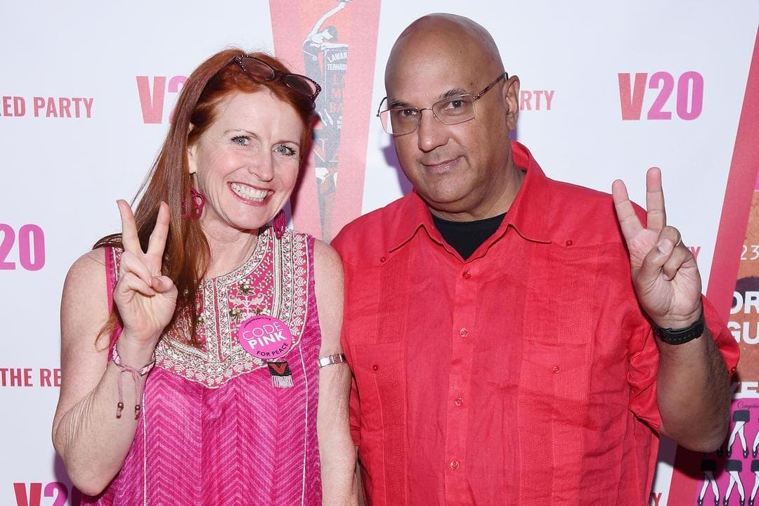 Neville Roy Singham (derecha), fundador de ThoughtWorks, asiste a un evento en el Carnegie Hall de la ciudad de Nueva York el 14 de febrero de 2018. Singham, quien vive en Shanghái y se ha limitado a repetir los argumentos de Beijing, es ahora objeto de una investigación por parte de un gran jurado federal por presuntas transferencias ilegales de fondos. (Dave Kotinsky/Getty Images para V-Day)