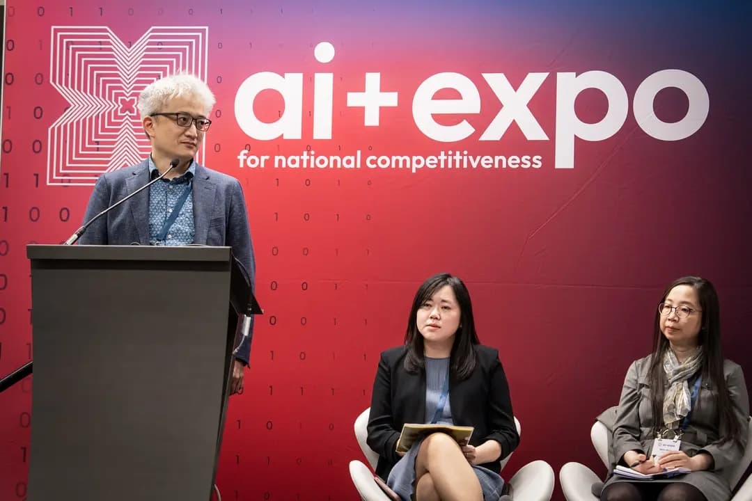 Ethan Tu, fundador de Taiwan AI Labs, interviene durante el Proyecto Especial de Estudios Competitivos de la AI+ Expo en Washington el 3 de junio de 2025. Tu señaló que los responsables de campañas de influencia coordinadas suelen buscar minar la confianza pública y llevar a ambas partes hacia los extremos, dejando poco espacio para un diálogo objetivo. (Madalina Vasiliu/The Epoch Times)