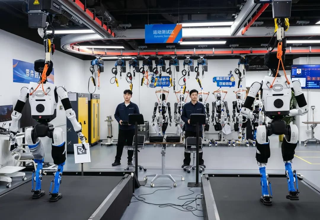 Ingenieros realizan pruebas con robots humanoides en las instalaciones de producción de X-Humanoid, en el Centro de Innovación de Robótica Humanoide de Beijing, el 20 de marzo de 2026. (Kevin Frayer/Getty Images)