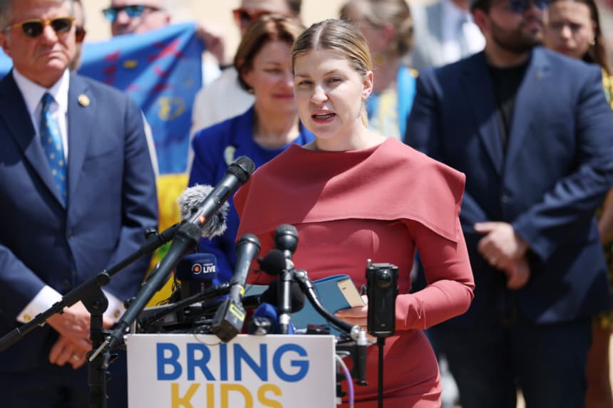 La embajadora de Ucrania en Estados Unidos, Olha Stefanishyna, habla durante una conferencia de prensa sobre una instalación organizada por Razom for Ukraine en el National Mall el 23 de abril de 2026 en Washington, D.C. (Anna Moneymaker/Getty Images)
