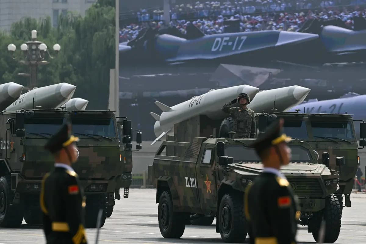 Se observan misiles balísticos hipersónicos antibuque YJ-21 durante un desfile militar que conmemora el 80.º aniversario de la victoria sobre Japón y el fin de la Segunda Guerra Mundial, en la Plaza de Tiananmen de Beijing, el 3 de septiembre de 2025. (Greg Baker/AFP vía Getty Images)
