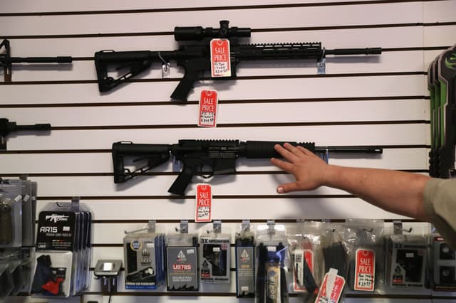 Una tienda de armas, muestra rifles AR-15 "Sport" el 29 de septiembre de 2016 en Benson, Arizona. (John Moore/Getty Images)