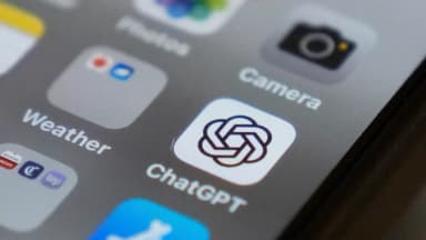 China endurece el control de la IA y ataca a proveedores locales por dar acceso a ChatGPT y Claude