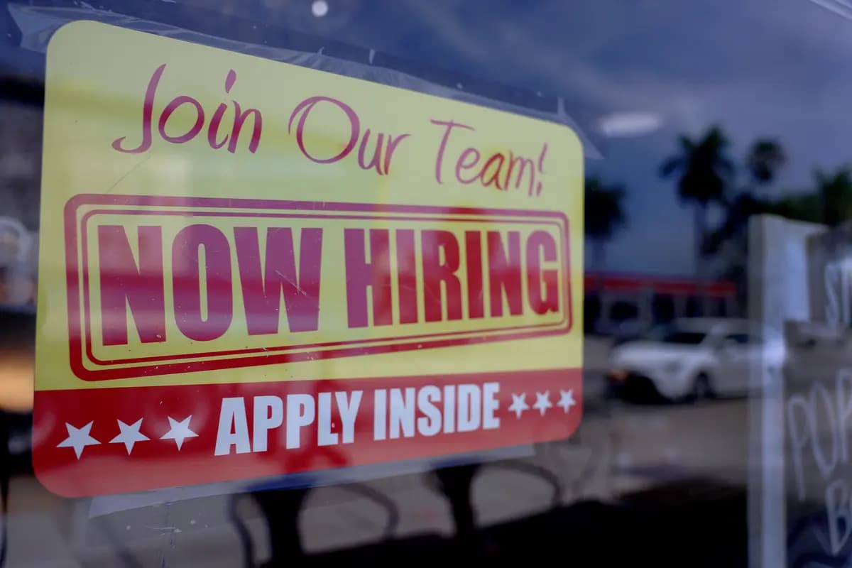 Un letrero que dice "Se busca personal" colocado en el escaparate de un restaurante que busca contratar trabajadores en Miami, en esta fotografía de archivo. (Joe Raedle/Getty Images).