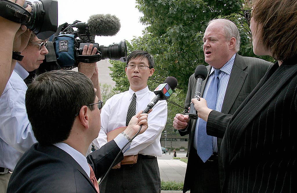 Martin McMahon (segundo por la derecha) y Ning Ye (centro), abogados del empresario mexicano-chino Zhenli Ye Gon, hablan con la prensa el 24 de julio de 2007 frente al juzgado federal de Washington, D.C. (KAREN BLEIER/AFP vía Getty Images)