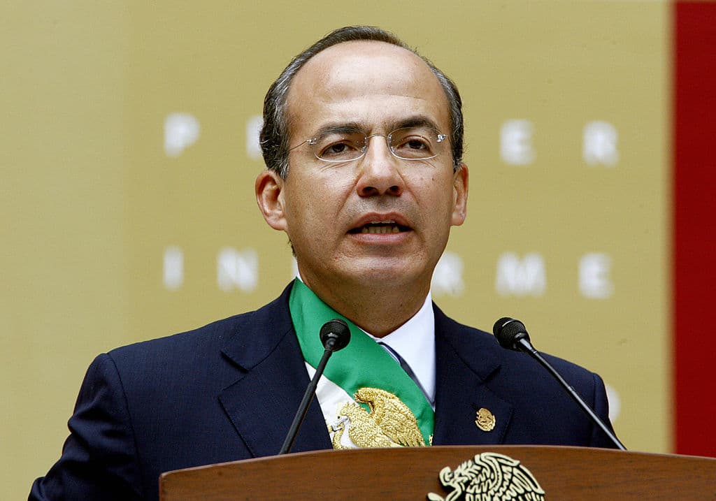 El entonces presidente mexicano Felipe Calderón pronunció un discurso sobre su informe anual en el Palacio Nacional el 2 de septiembre de 2007, en la Ciudad de México. (ALFREDO ESTRELLA/AFP vía Getty Images)