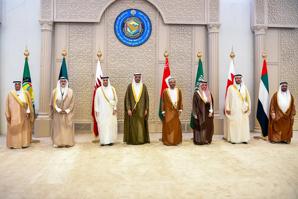 Los miembros del Consejo de Cooperación del Golfo se reúnen en Kuwait en junio de 2025. (De izquierda a derecha) El secretario general Jassim al-Budaiwi; el viceministro de Relaciones Exteriores de Kuwait, el jeque Jarrah Jaber Al-Ahmad Al-Sabah; el primer ministro y ministro de Relaciones Exteriores de Catar, Mohammed bin Abdulrahman al-Thani; el ministro de Relaciones Exteriores de Kuwait, Abdullah Ali al-Yahya; el ministro de Relaciones Exteriores de Omán, Badr al-Busaidi; el ministro de Relaciones Exteriores de Arabia Saudita, Faisal bin Farhan; el subsecretario de Asuntos Políticos del Ministerio de Relaciones Exteriores de Bahrein, Khalid Yousef Al-Jalahma; y el ministro de Estado del Ministerio de Relaciones Exteriores de los Emiratos Árabes Unidos, Khalifa Bin Shaheen Al-Marar. (Yasser Al-Zayyat/AFP vía Getty Images)