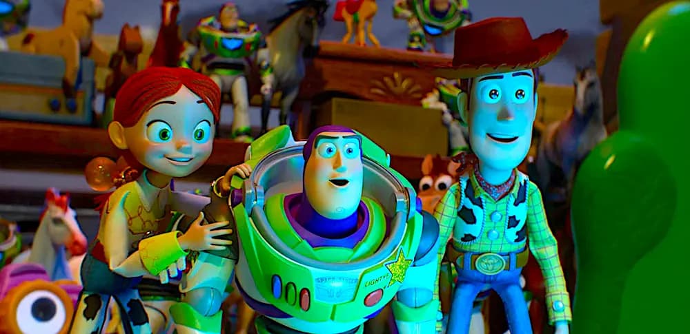 (De izquierda a derecha) Jessie (con la voz de Joan Cusack), Buzz Lightyear (con la voz de Tim Allen) y Woody (con la voz de Tom Hanks) miran la tableta de Bonnie en "Toy Story 5". (Walt Disney Studios Motion Pictures)