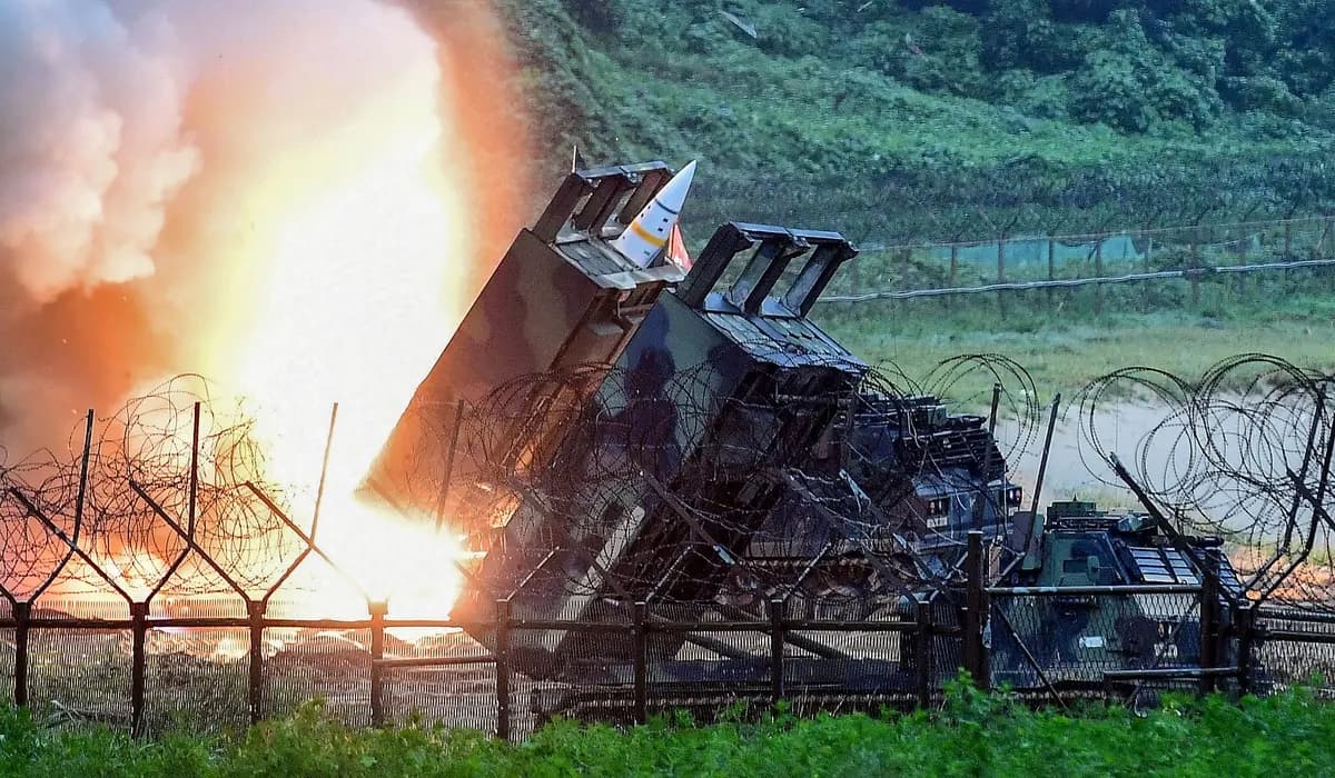 El Sistema de Misiles Tácticos del Ejército de EE. UU. (ATACMS) lanza un misil hacia el Mar del Este durante un ejercicio conjunto de misiles entre Corea del Sur y EE. UU., destinado a contrarrestar la prueba de un misil balístico intercontinental (ICBM) de Corea del Norte, en la costa este de Corea del Sur, el 29 de julio de 2017. (Ministerio de Defensa de Corea del Sur vía Getty Images)