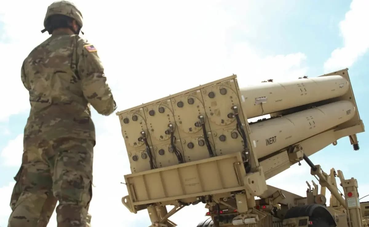 Un soldado estadounidense practica la recarga de un sistema de Defensa Terminal de Área de Alta Altitud (THAAD) en la Base Aérea Andersen, en Guam, el 6 de febrero de 2019. (Foto del Ejército tomada por el capitán Adán Cazarez)