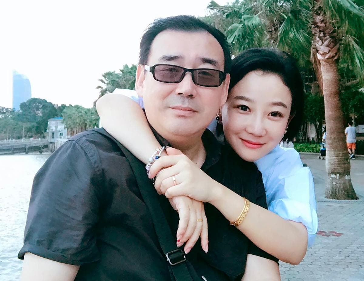 Yang Hengjun, a la izquierda, posa con un familiar en Beijing en 2017. (Cortesía de la familia Yang vía AP)