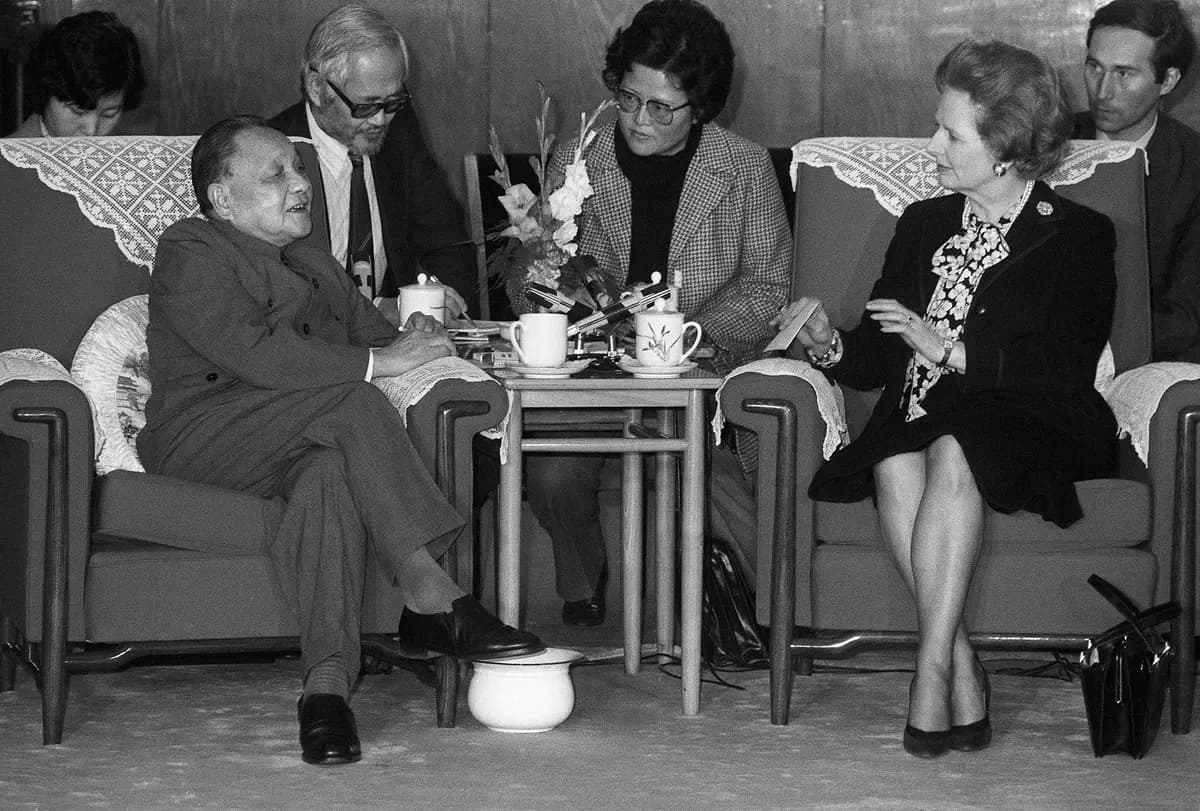 <em>El líder chino Deng Xiaoping (izquierda) se reúne con la entonces primera ministra británica Margaret Thatcher en Beijing el 19 de diciembre de 1984. (Pierre-Antoine Donnet/AFP/Getty Images).</em>