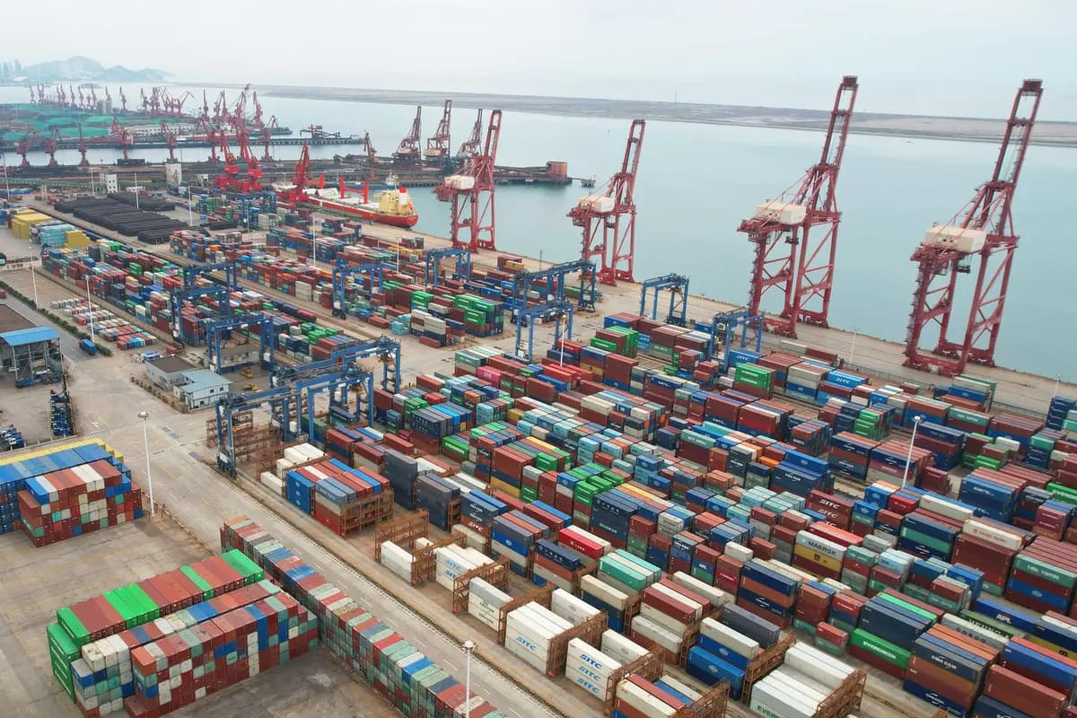 <em>Contenedores de carga apilados en un puerto de Lianyungang, en la provincia oriental de Jiangsu, China, el 9 de mayo de 2022. (AFP vía Getty Images).</em>