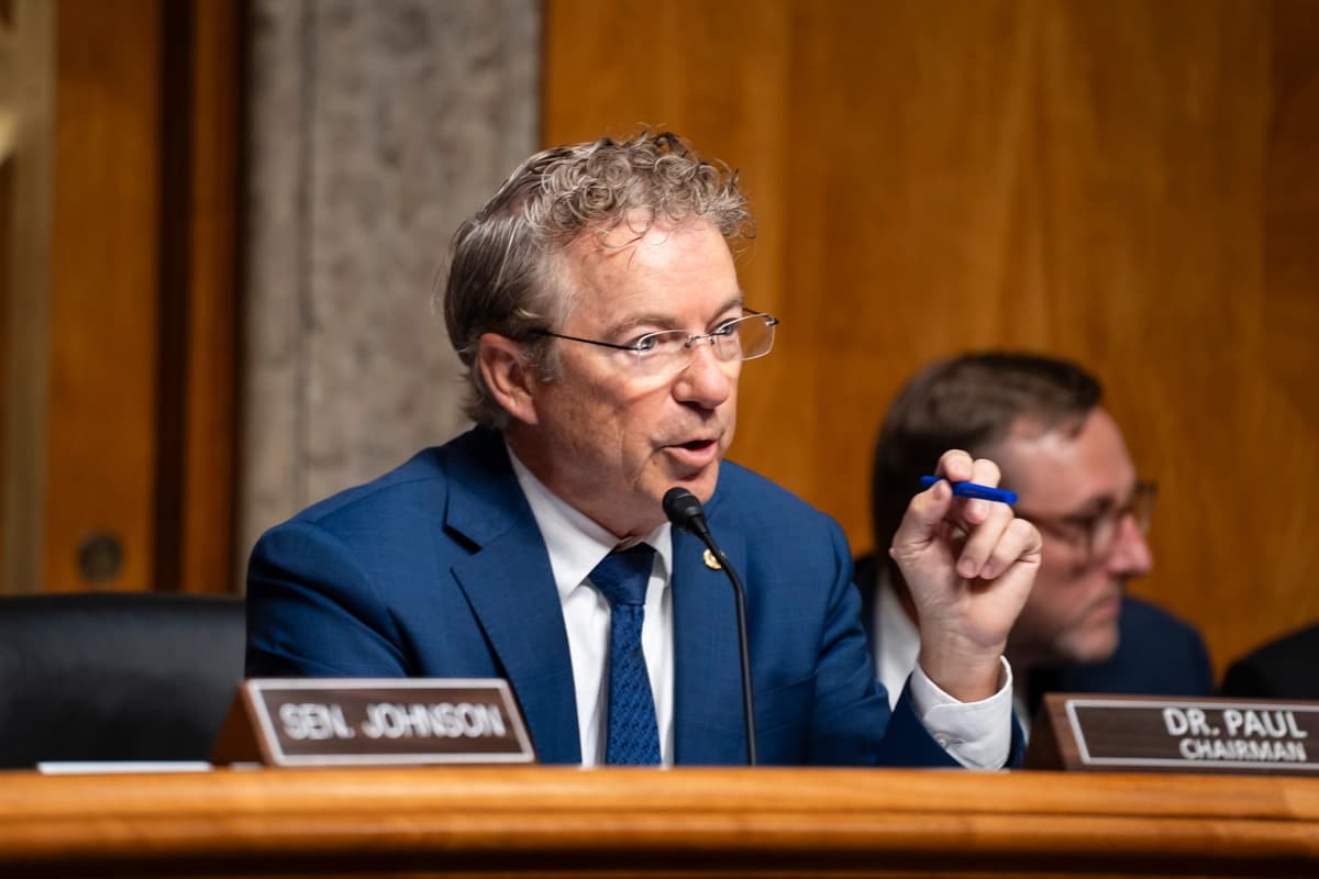 El senador Rand Paul (R-Ky.), presidente del Comité de Seguridad Nacional y Asuntos Gubernamentales del Senado, habla durante una audiencia con el Dr. Anthony Fauci, exdirector del Instituto Nacional de Alergias y Enfermedades Infecciosas de los Institutos Nacionales de Salud, en Washington el 29 de julio de 2026. (Madalina Kilroy/The Epoch Times).