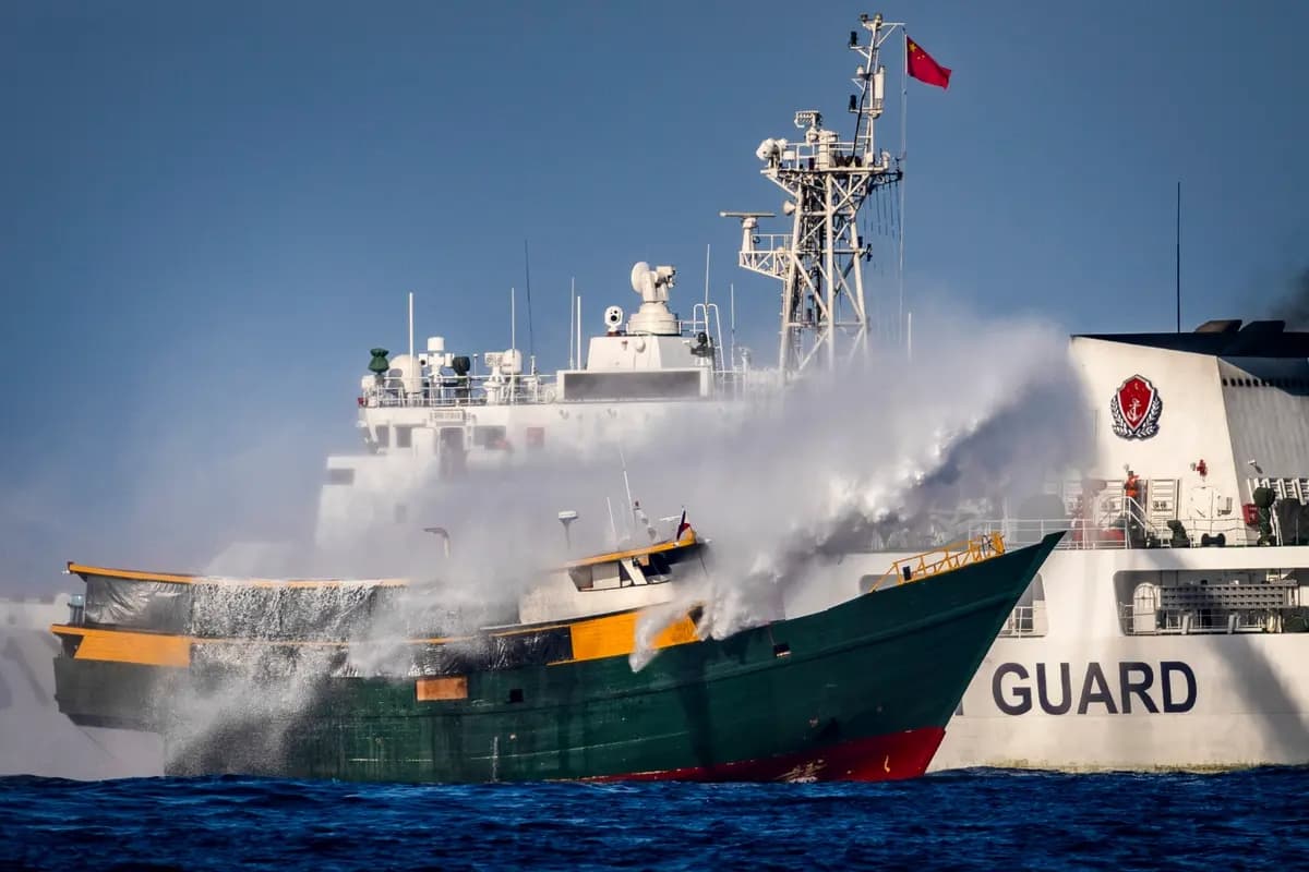 Un buque de la guardia costera china dispara un cañón de agua contra el Unaizah, un buque fletado por la Armada filipina, que realizaba una misión rutinaria de reabastecimiento a las tropas estacionadas en el Segundo Banco de Thomas, en el Mar de China Meridional, el 5 de marzo de 2024. (Ezra Acayan/Getty Images)
