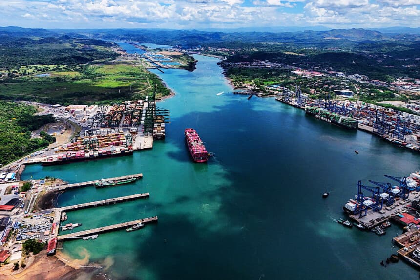 Vista aérea del Canal de Panamá en la Ciudad de Panamá el 21 de abril de 2026. (MARTIN BERNETTI / AFP vía Getty Images)