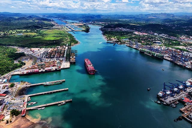 Vista aérea del Canal de Panamá en la Ciudad de Panamá el 21 de abril de 2026. (MARTIN BERNETTI / AFP vía Getty Images)
