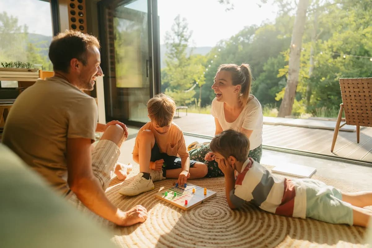 El juego permite a personas de todas las edades aprender nuevas habilidades, al tiempo que fomenta la experimentación y la curiosidad permanente. (AleksandarNakic/Getty Images)