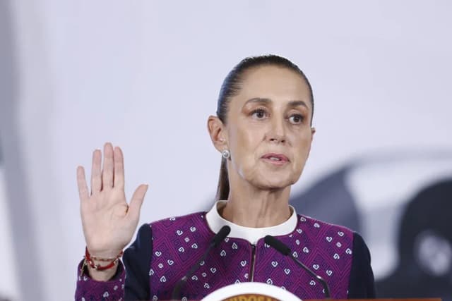 La presidenta de México, Claudia Sheinbaum, habla durante una rueda de prensa este miércoles, en el Palacio Nacional de la Ciudad de México (EFE/Sáshenka Gutiérrez)