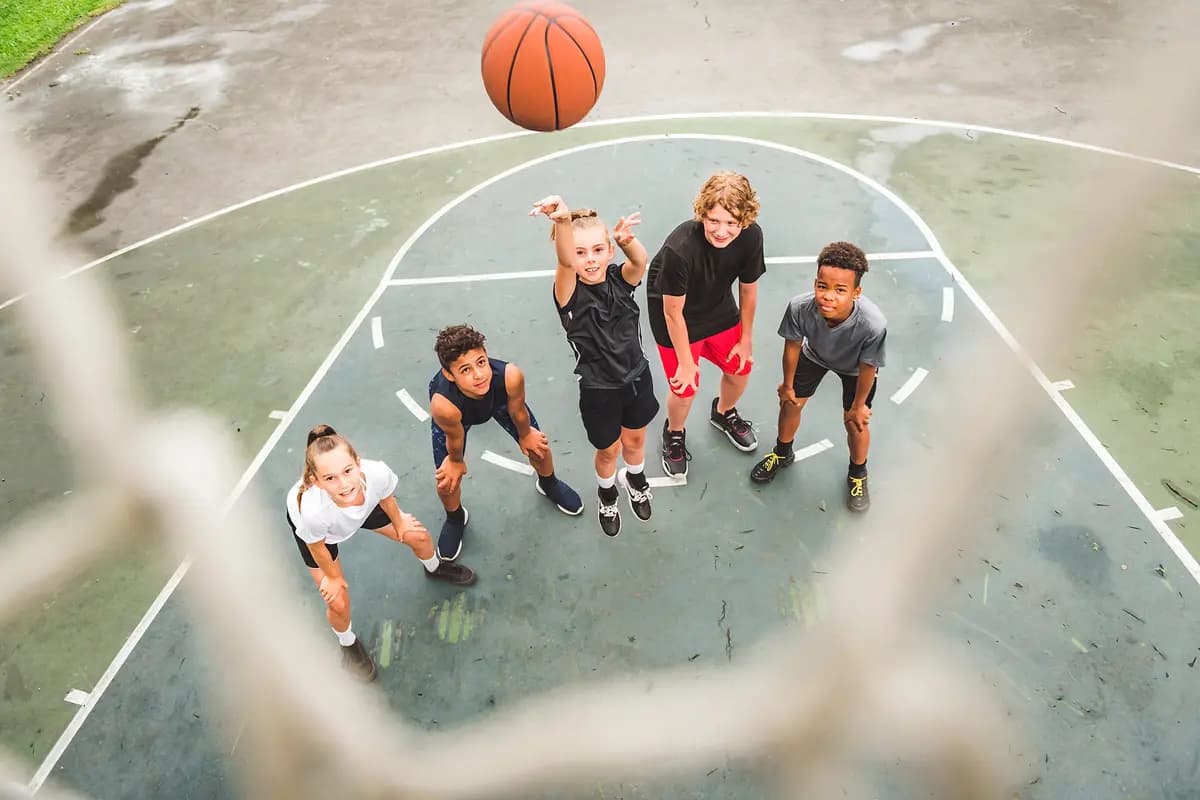 El juego libre ayuda a inculcar un sentido de independencia y confianza en los niños. (Lopolo/Shutterstock).
