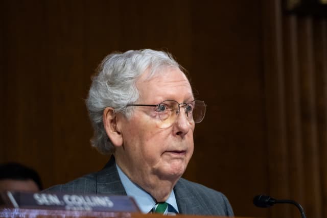 El senador Mitch McConnell (republicano por Kentucky) habla durante una audiencia en el Capitolio, en Washington, el 25 de junio de 2025. (Madalina Kilroy/The Epoch Times)

