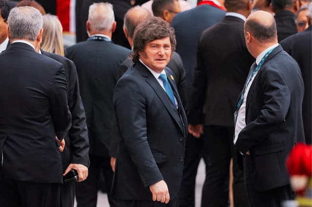 El presidente de Argentina, Javier Milei, sale del edificio del Congreso tras la toma de posesión de la presidenta de Perú, Keiko Fujimori, en Lima el 28 de julio de 2026.(AFP vía Getty Images)