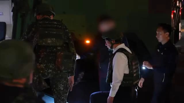 El presidente taiwanés Lai Ching-te sube a bordo de un vehículo blindado «Clouded Leopard» durante un ejercicio de emergencia en Taipéi, Taiwán, el 5 de agosto de 2026. (Cortesía de la Oficina del Presidente de la República de China)