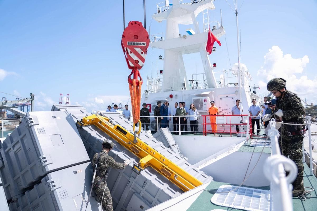El presidente taiwanés, Lai Ching-te, sube a bordo de una embarcación de la Guardia Costera de la clase Anping mientras inspecciona los preparativos defensivos en el puerto de Taipéi, en la ciudad de Nuevo Taipéi, Taiwán, el 6 de agosto de 2026. (Cortesía de la Oficina del Presidente de la República de China)