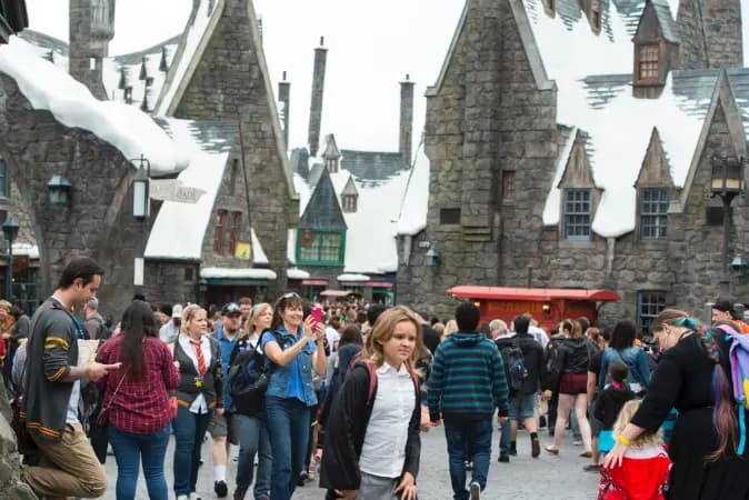 Los fans descubren Hogsmeade en la gran inauguración al público del "Mundo Mágico de Harry Potter" en Universal Studios Hollywood, en Universal City, California, el 7 de abril de 2016. (Valerie Macon/AFP/Getty Images)