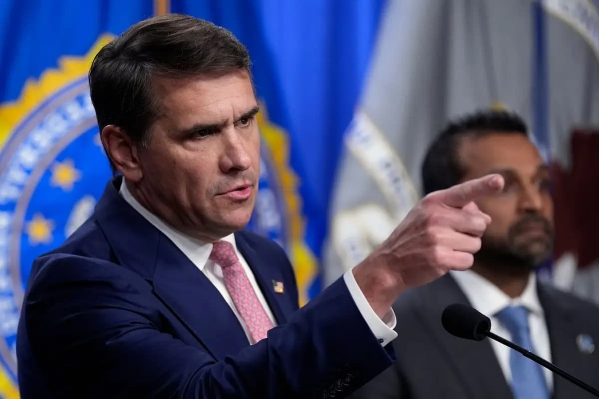 El fiscal general interino Todd Blanche durante una conferencia de prensa en el Departamento de Justicia en Washington el 1 de julio de 2026. (Manuel Balce Ceneta/AP Photo)
