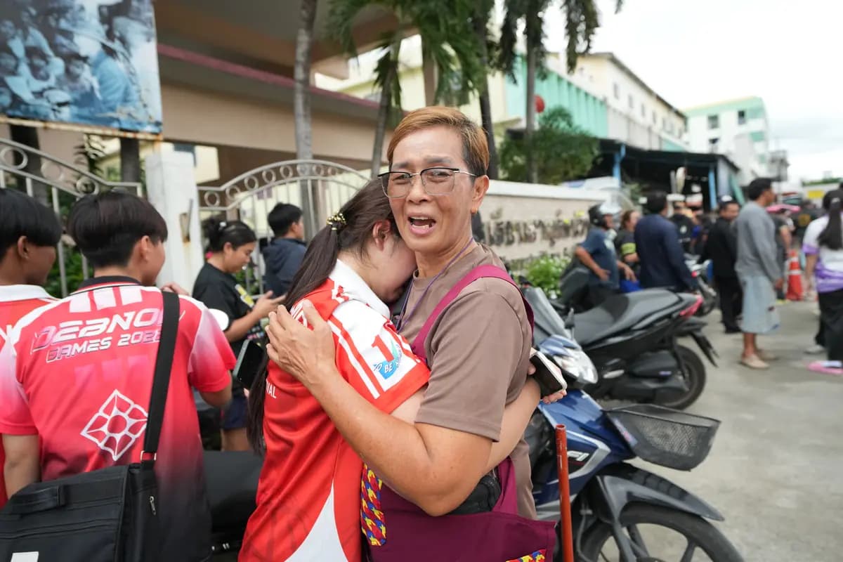 Una estudiante llora y es abrazada por un familiar a las afueras de una escuela donde se produjo un tiroteo, en la provincia de Nonthaburi, Tailandia, el 7 de agosto de 2026. (Sakchai Lalit/AP).
