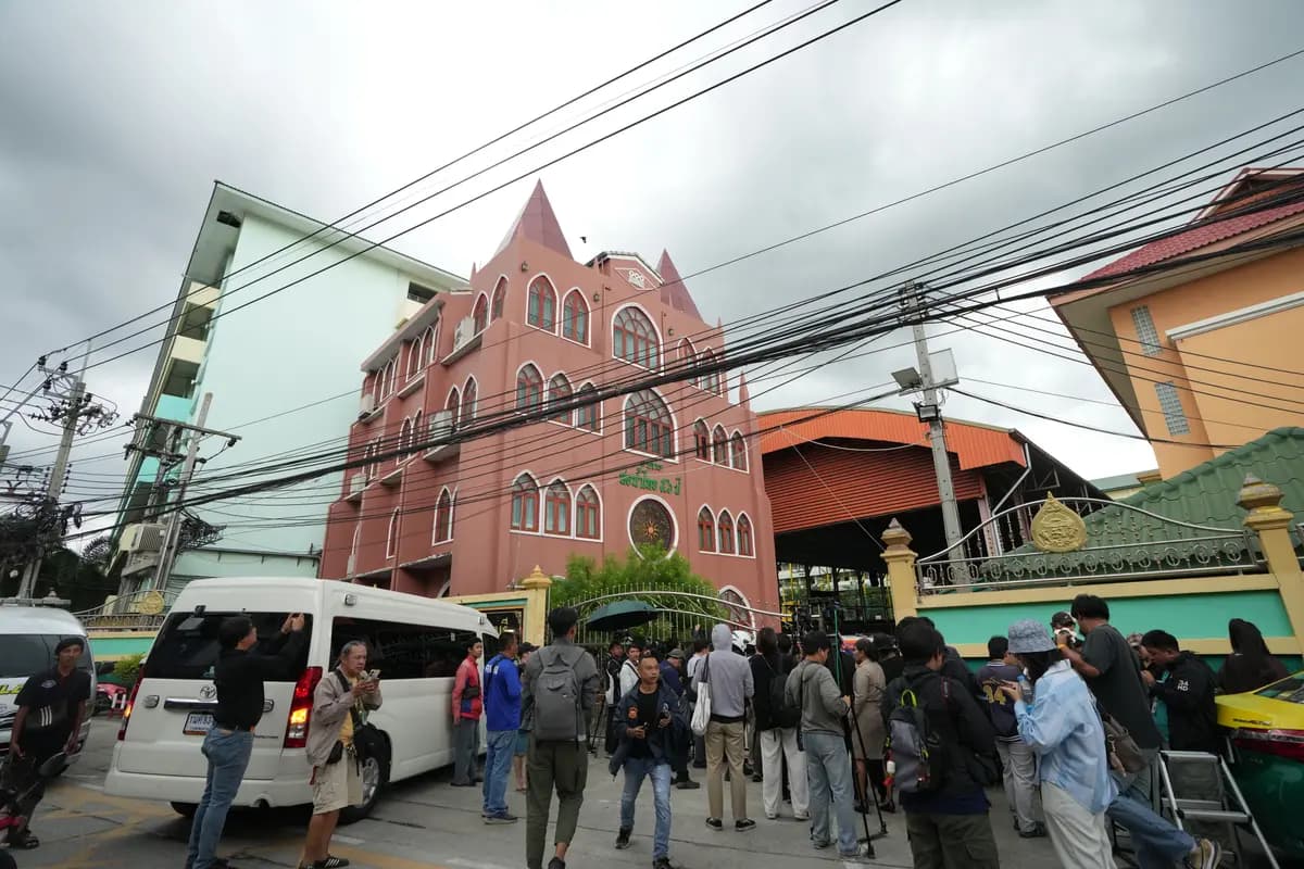 Una multitud se congrega frente a una escuela en la provincia de Nonthaburi, Tailandia, el 7 de agosto de 2026. (Sakchai Lalit/AP).