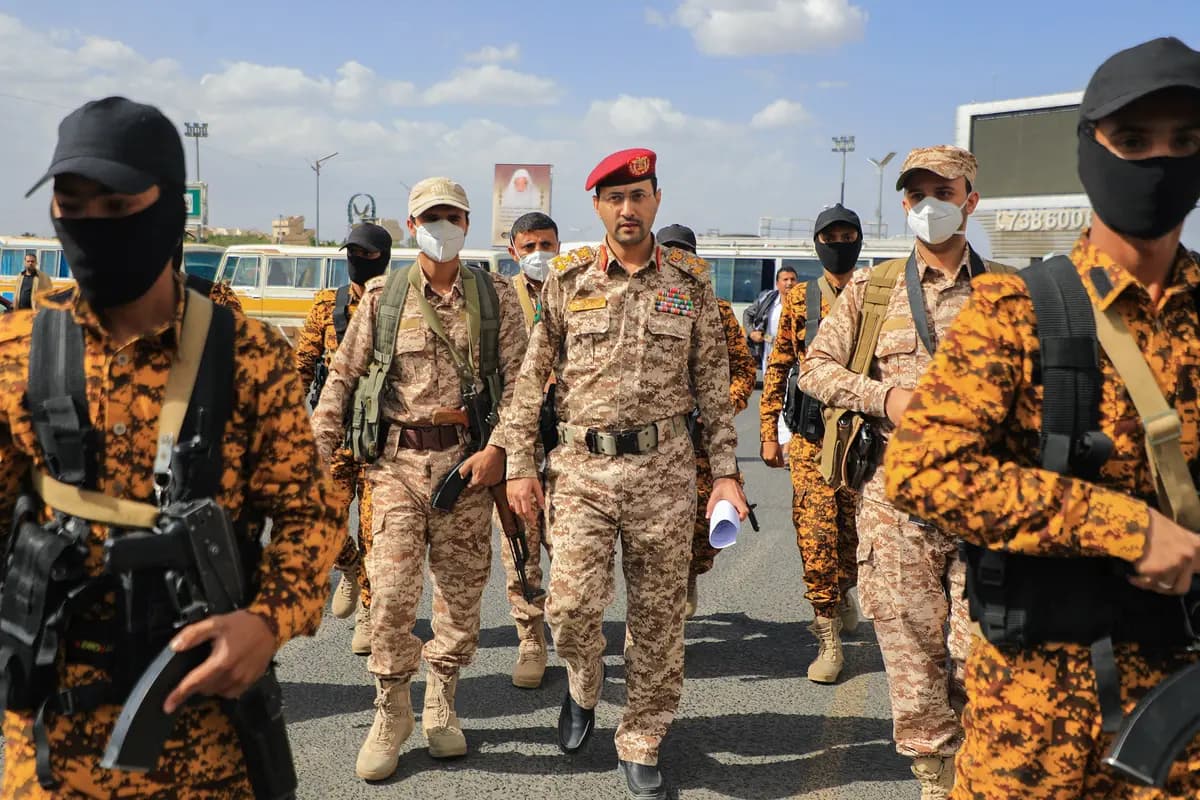 El portavoz hutí, Yahya Saree, llega para dar una declaración durante una manifestación en Saná, Yemen, el 15 de marzo de 2024. (Foto de Mohammed Huwais/AFP vía Getty Images).