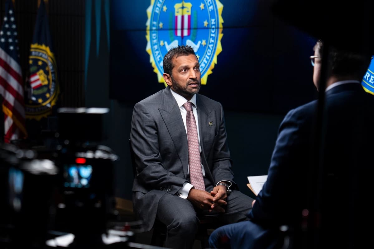 El director del FBI, Kash Patel, habla durante una entrevista con Jan Jekielek, presentador del programa "American Thought Leaders" de Epoch TV, en la sede del FBI en Washington el 4 de agosto de 2026. (Madalina Kilroy/The Epoch Times).