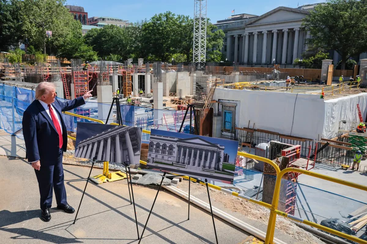 El presidente Donald Trump habla con los medios de comunicación junto a carteles que muestran el salón de baile que propone para la Casa Blanca, en medio de las obras de construcción en la Casa Blanca, en Washington, el 19 de mayo de 2026. (Chip Somodevilla/Getty Images).