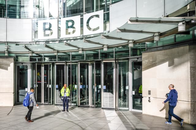 El logotipo de la BBC se exhibe sobre la entrada de Broadcasting House, en Londres, el 12 de noviembre de 2025. (Leon Neal/Getty Images)
