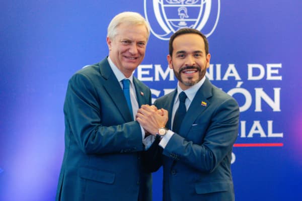 Fotografía cedida por la Presidencia de Chile que muestra a su mandatario, José Antonio Kast (izq.), saludando al presidente electo de Colombia, Abelardo de la Espriella, durante una reunión bilateral este viernes, en Cali, Colombia. (EFE/ Presidencia de Chile)